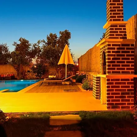 Villa Karya Luxury - With Private Pool For 6 People In Hisaroenue *