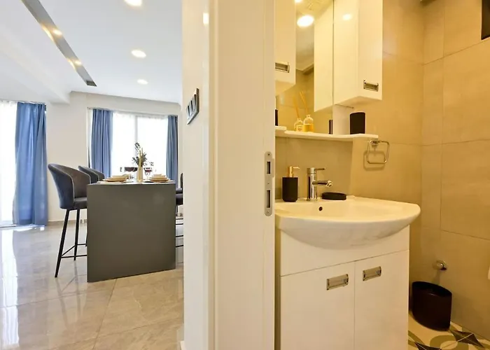 Karya Luxury - With Private Pool For 6 People In Hisaroenue Villa *