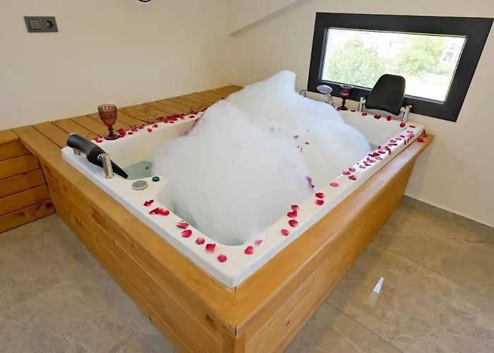 Karya Luxury - With Private Pool For 6 People In Hisaroenue וילה