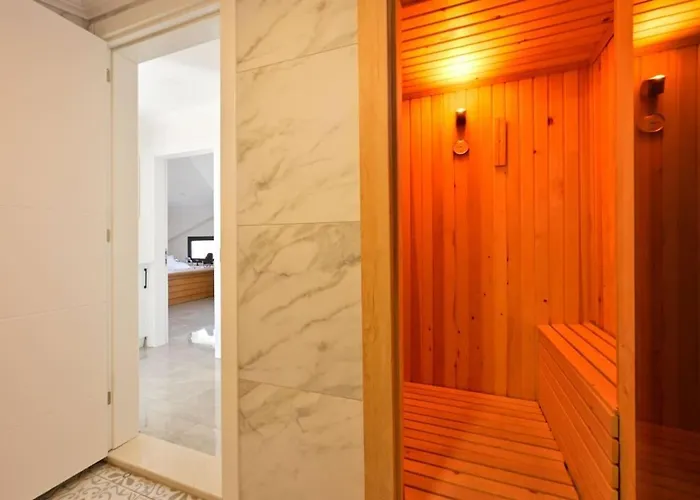 Vila Karya Luxury - With Private Pool For 6 People In Hisaroenue *