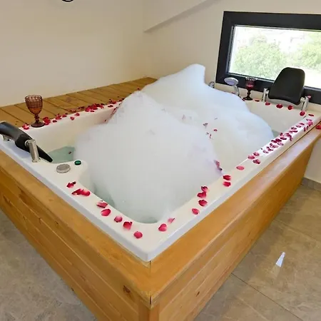 Karya Luxury - With Private Pool For 6 People In Hisaroenue فيلة