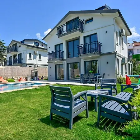 Karya Luxury - With Private Pool For 6 People In Hisaroenue فيلة